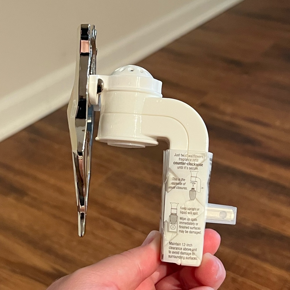 Bath & Body Works Reindeer Wallflowers Plug (new with tags) - Picture 3 of 6